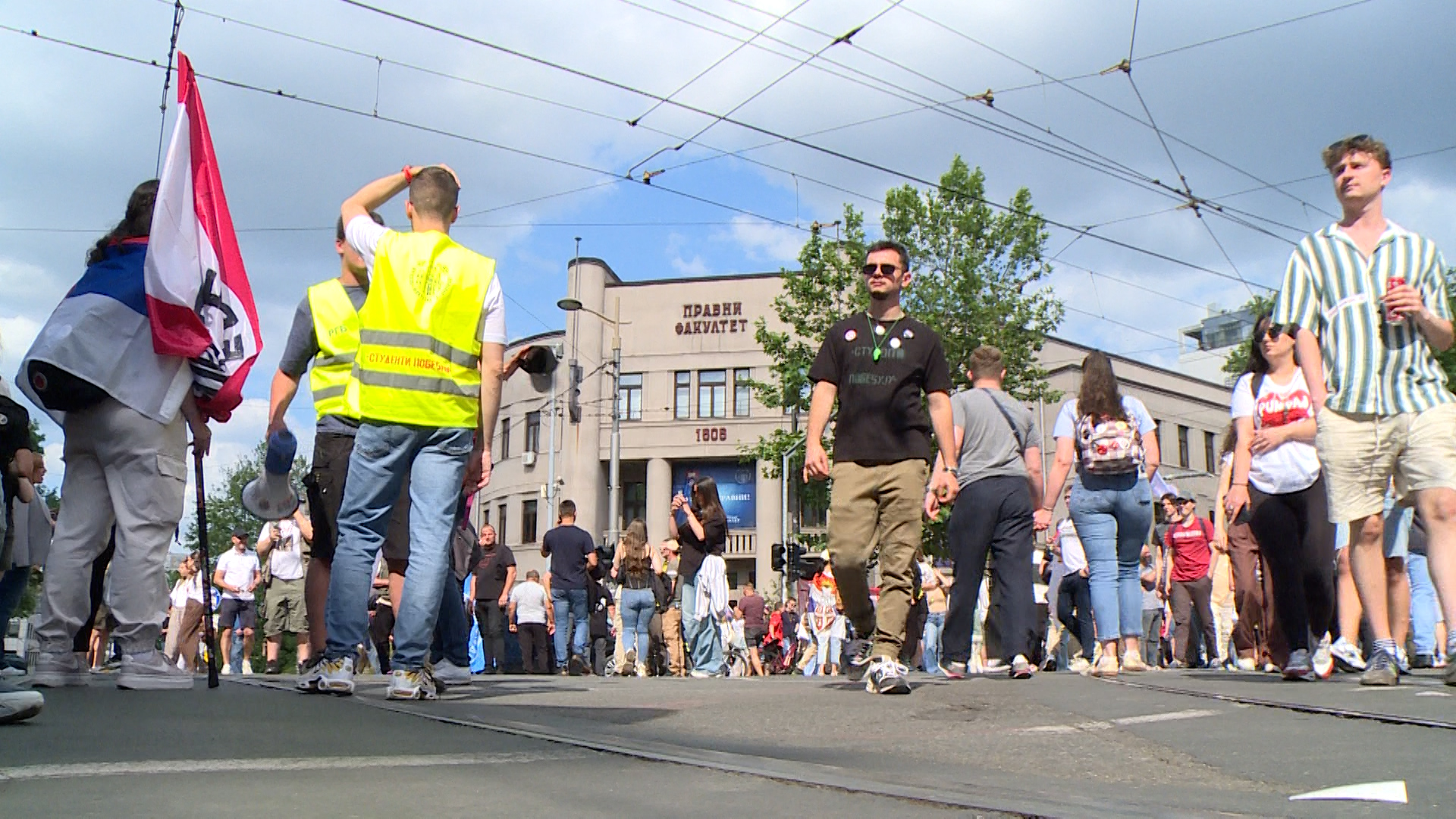 Beograd, okuljanje sudenata i gradjana ispred Pravnog fakulteta pred polazak na protesni skup na Slaviji, pokrivanje